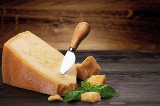 V této bance nenajdete zlato. Místo něj střeží stovky tisíc bochníků parmezánu - Žádný špeky - Články na Seznamu
